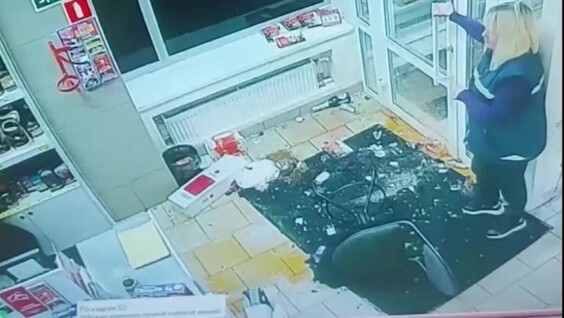 Буйная посетительница магазина в Санкт-Петербурге
Буйная посетительница магазина в Санкт-Петербурге