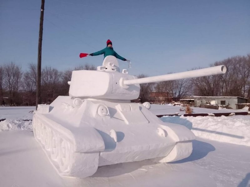 
        Внук с&nbsp;дедом построили из&nbsp;снега Т-34 в&nbsp;натуральную величину    