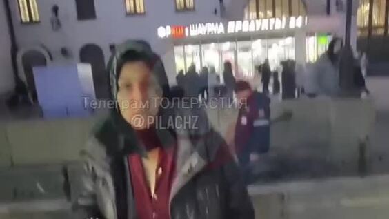 
        Мужчина достаёт цыганку на&nbsp;вокзале    