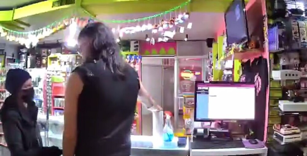 
        Продавец выпроводил грабительницу из&nbsp;магазина    