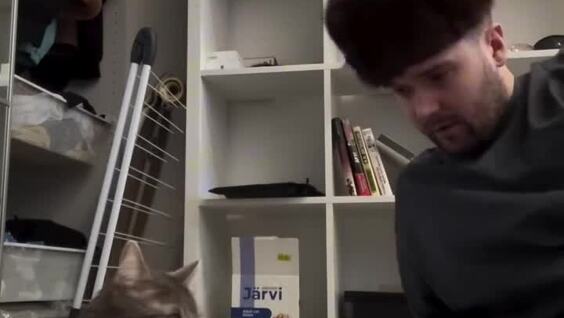 Мужчина в стиле Михаила Круга объяснил своему коту, где находится лоток
Мужчина в стиле Михаила Круга объяснил своему коту, где находится лоток