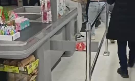 В Подмосковье охранники избили покупателя, заподозрив его в краже
В Подмосковье охранники избили покупателя, заподозрив его в краже