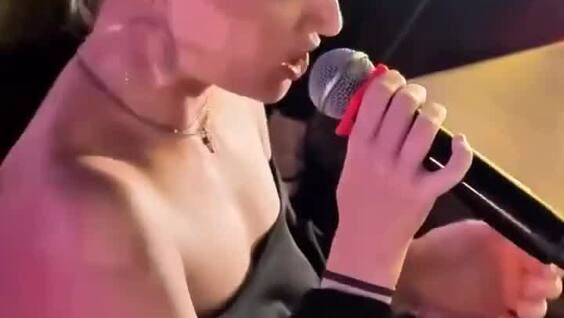 
        Девушка в&nbsp;караоке зачитала рэп    