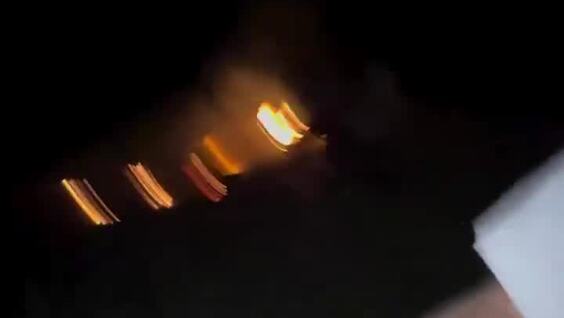 
        Чудаки бросили коробку с&nbsp;фейерверками в&nbsp;костёр    