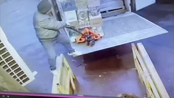 
        Грузчики разбили коробки с&nbsp;элитным алкоголем    