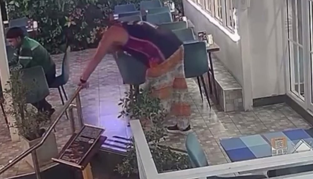 
        Неадекватный турист разбил стеклянную дверь и&nbsp;умер    