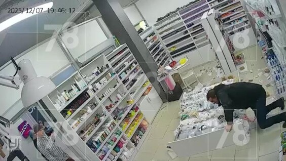 
        Пьяный мужчина упал на&nbsp;стойку с&nbsp;товарами в&nbsp;магазине в&nbsp;Мурино    