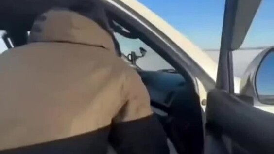 В Казахстане мужчина спас влюблённую пару лебедей от смерти в замёрзшем озере
В Казахстане мужчина спас влюблённую пару лебедей от смерти в замёрзшем озере