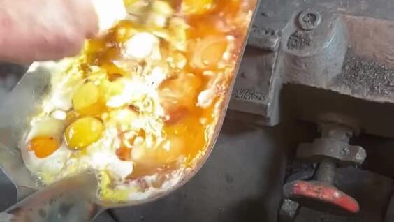 
        На&nbsp;рельсах и&nbsp;сытно: как&nbsp;жарят яйца с&nbsp;салом прямо в&nbsp;топке паровоза    