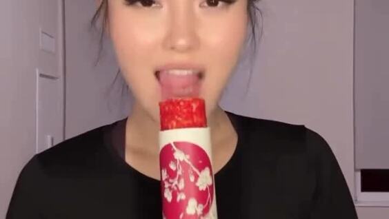 
        Тубус для&nbsp;поедания роллов на&nbsp;ходу    