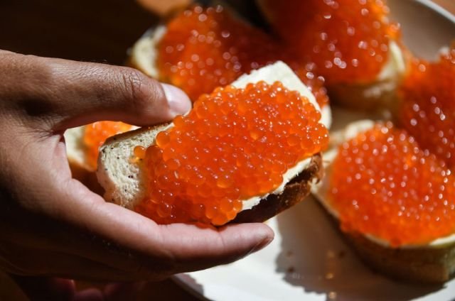 Россиянам рассказали, что красная икра может быть смертельно опасна