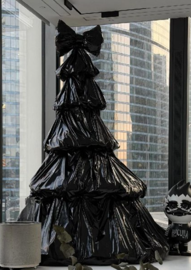 Новогодняя елка из мусора Новогодняя елка из мусора