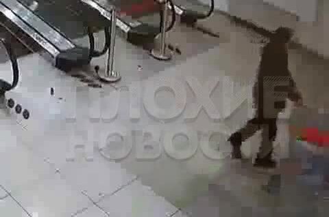 
        В&nbsp;Челябинске тележки сорвались с&nbsp;эскалатора и&nbsp;сбили посетительницу супермаркета    