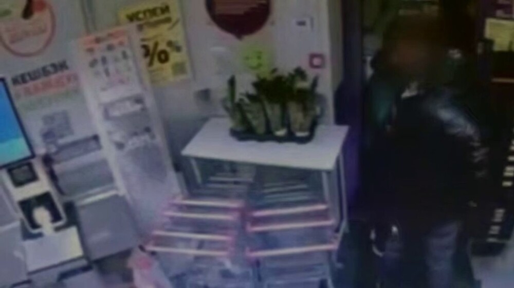 Оперативники уголовного розыска по горячим следам задержали мужчин за разбой в магазине
Оперативники уголовного розыска по горячим следам задержали мужчин за разбой в магазине