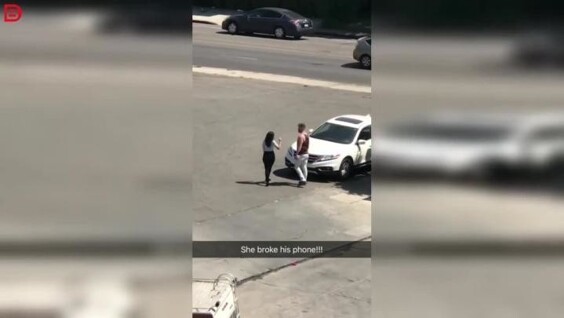 Крик, телефон и поцелуи: страстный момент на улице
Крик, телефон и поцелуи: страстный момент на улице