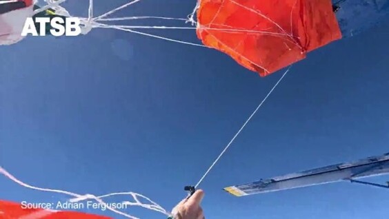 Парашют мужчины зацепился за оперение хвостовой части самолета
Парашют мужчины зацепился за оперение хвостовой части самолета