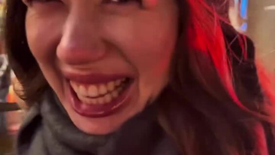 
        Друзья остановились у&nbsp;ресторана и&nbsp;сравнивают ужин с&nbsp;покупкой обуви    