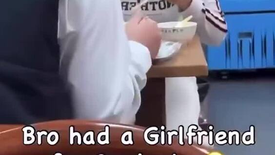 Девушка с плохим зрением случайно села за столик к незнакомцу
Девушка с плохим зрением случайно села за столик к незнакомцу