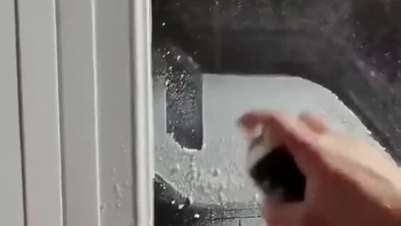 
        Парень рисует сказочные картины искусственным снегом на&nbsp;окнах    