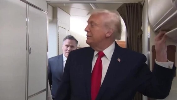 
        Трампа задели дверью туалета во&nbsp;время общения с&nbsp;журналистами    