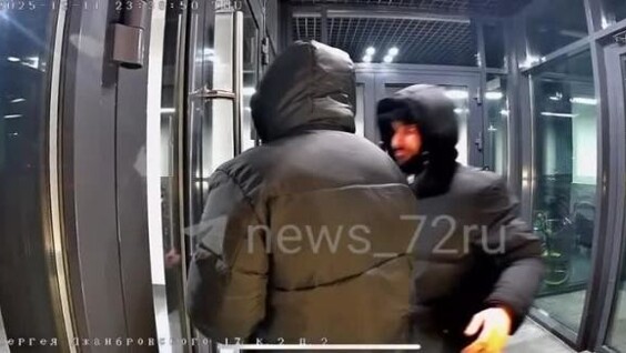 В Тюмени неизвестные выломали входную дверь подъезда в новом ЖК
В Тюмени неизвестные выломали входную дверь подъезда в новом ЖК