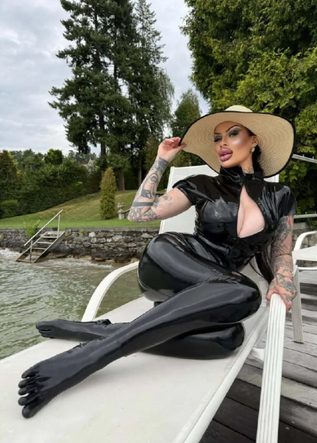 Из симпатичной девочки в динозавра