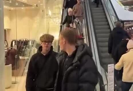 
        Парень выключил эскалатор ради видео    