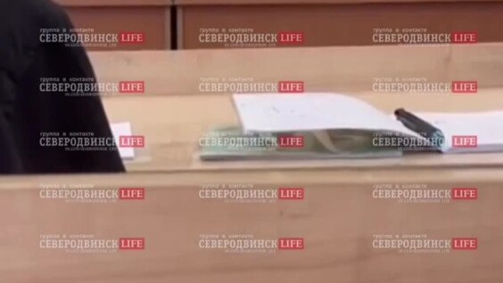 
        Девочка мешает учительнице вести урок    