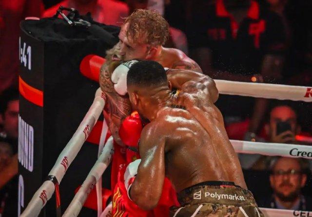 Энтони Джошуа нокаутировал блогера Джейка Пола и сломал ему челюсть в двух местах