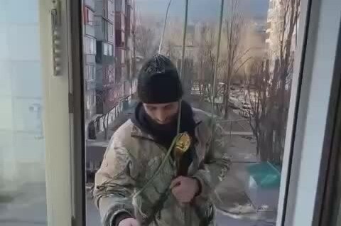 В Дагестане мама с дочкой напоили горячим чаем промышленного альпиниста
В Дагестане мама с дочкой напоили горячим чаем промышленного альпиниста