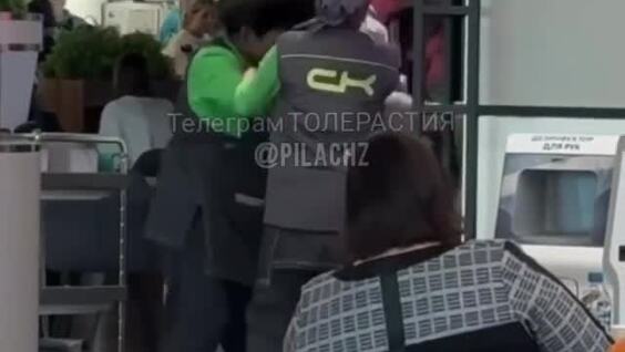 
        Уборщицы подрались в&nbsp;торговом центре    