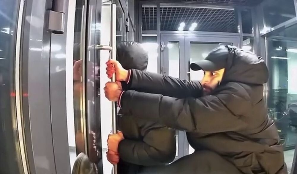 В Тюмени неизвестные выломали входную дверь подъезда в новом ЖК
В Тюмени неизвестные выломали входную дверь подъезда в новом ЖК