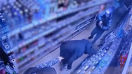 
        В&nbsp;Подмосковье мужчина залез в&nbsp;магазин, чтобы пополнить запасы к&nbsp;Новому году    