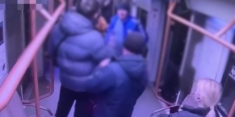 Не буди лихо: пьяный мужчина напал на пассажиров после того, как его разбудили
Не буди лихо: пьяный мужчина напал на пассажиров после того, как его разбудили