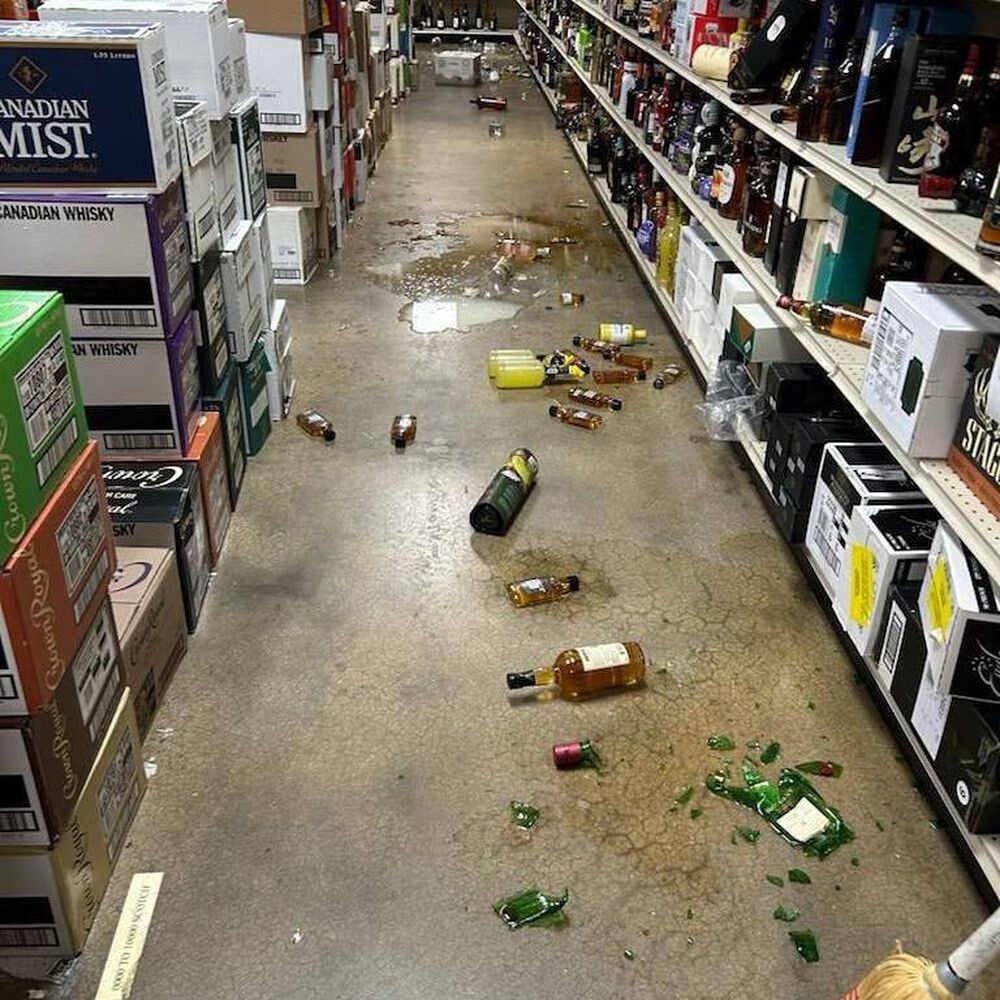 Пьяный енот, которого нашли спящим в магазине алкоголя, оказался "рецидивистом"
Пьяный енот, которого нашли спящим в магазине алкоголя, оказался "рецидивистом"