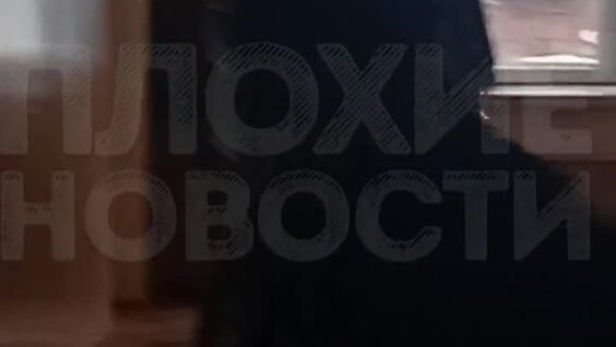 
        Женщина отхлестала сына ремнем прямо в&nbsp;школьном коридоре    