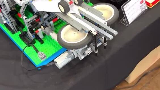 Парень собрал из LEGO машину, которая делает бумажные самолётики
Парень собрал из LEGO машину, которая делает бумажные самолётики