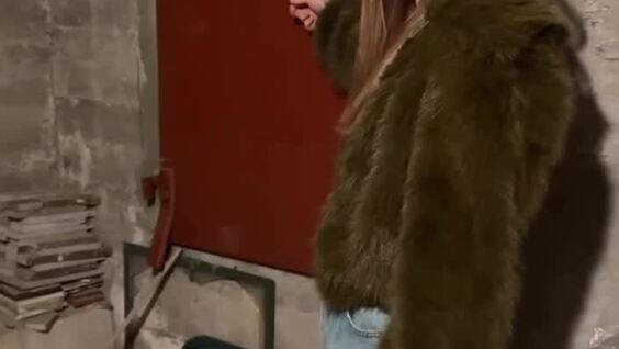 Девушка показала личный бункер в своём доме
Девушка показала личный бункер в своём доме