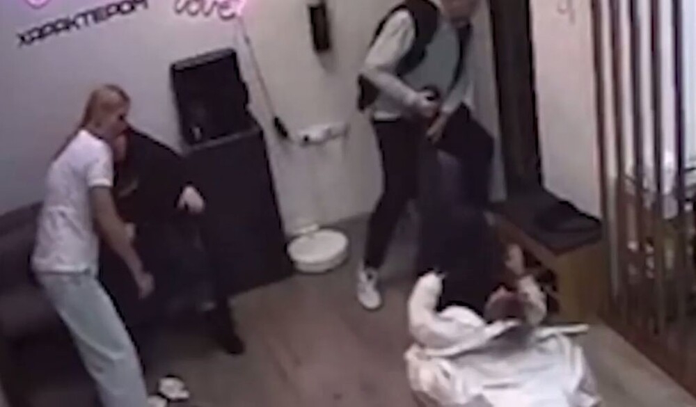 
        Блогершу-разоблачительницу вытащили за&nbsp;ноги из&nbsp;салона красоты    