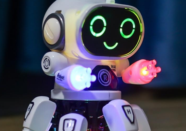 Китайский певец Ван Лихун впервые вышел на сцену вместе с танцующими роботами Китайский певец Ван Лихун впервые вышел на сцену вместе с танцующими роботами