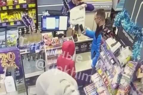 Мужчина избил дочь в магазине
Мужчина избил дочь в магазине