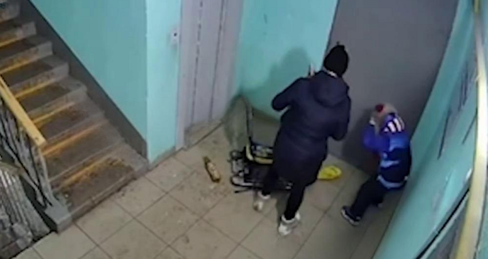 Женщина срывается на своём маленьком сыне
Женщина срывается на своём маленьком сыне