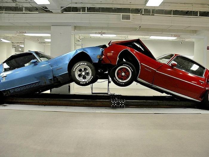 Скульптура «Медленная неизбежная смерть американского маслкара» Скульптура «Медленная неизбежная смерть американского маслкара»