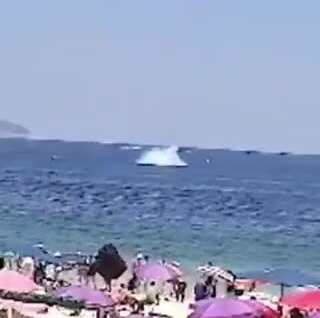 
        В&nbsp;Рио-де-Жанейро пилот рекламного самолета погиб во&nbsp;время своего первого полета с&nbsp;баннером    