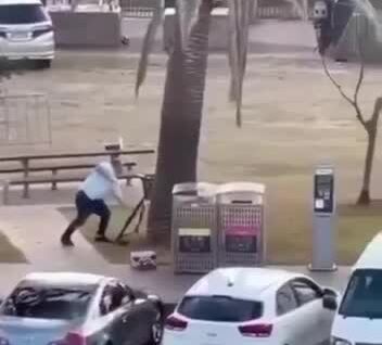 
        С голыми руками на винтовку: прохожий в Сиднее голыми руками обезвредил террориста    