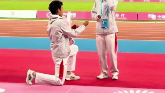 
        Милый и&nbsp;романтичный момент на&nbsp;Всекитайских паралимпийских играх    