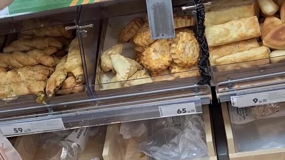 А вы берете магазинную выпечку с открытых полок?
А вы берете магазинную выпечку с открытых полок?