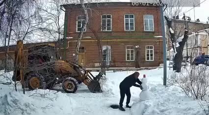 
        Несколько дней назад житель Оренбурга, занимающийся уборкой дворов от&nbsp;снега, решил пощадить снеговика, вставшего у&nbsp;него на&nbsp;пути    