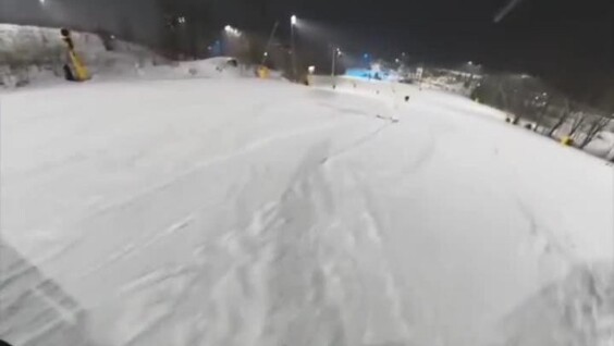 
        Лыжник выбрал не&nbsp;самый лучший костюм для&nbsp;катания    