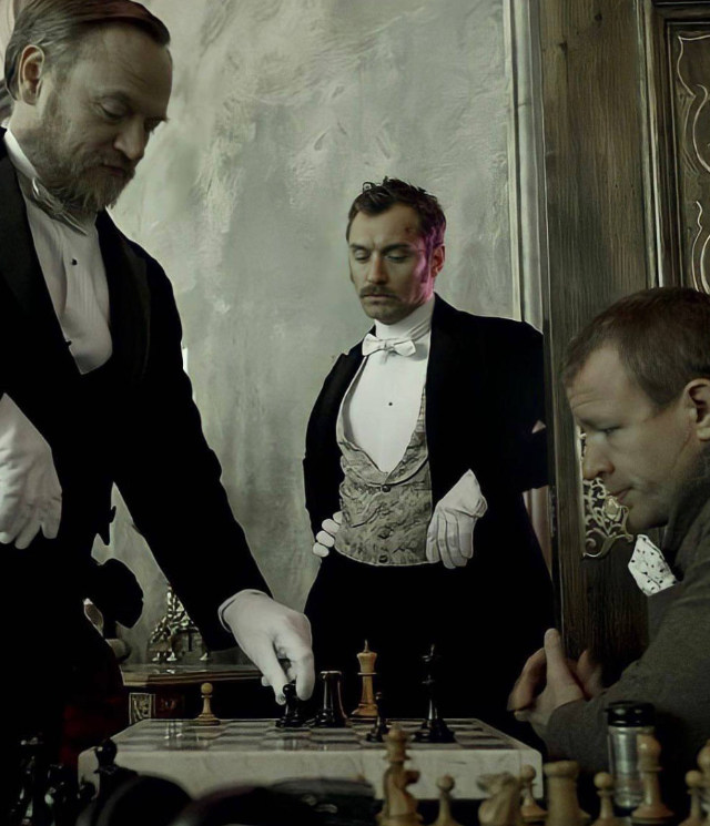 Чем Гай Ричи занимается на съемочной площадке во время перерывов? Чем Гай Ричи занимается на съемочной площадке во время перерывов?